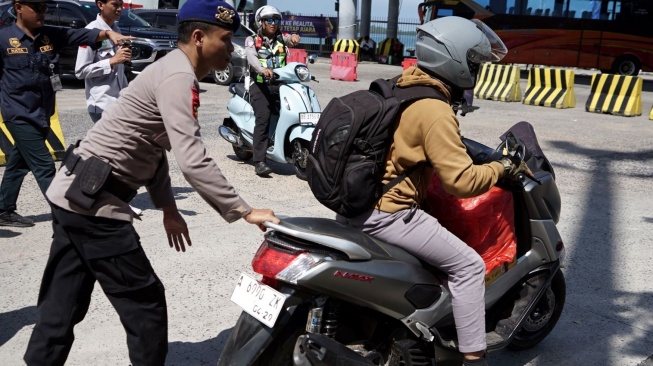Pemudik motor di Pelabuhan Bakauheni, Sumatra Selatan. [Antara/Ardiansyah/nym]