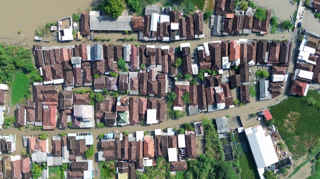 Foto udara sejumlah rumah yang terendam banjir di Desa Kedungringin, Beji, Pasuruan, Jawa Timur, Rabu (25/3/2026). [ANTARA FOTO/Umarul Faruq/tom]