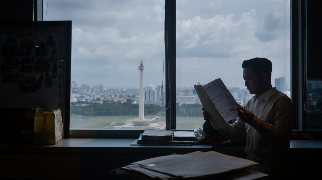 Aparatur Sipil Negara (ASN) membaca dokumen pekerjaan saat hari pertama kerja usai libur Lebaran di Balai Kota DKI Jakarta, Rabu (25/3/2026). [ANTARA FOTO/Putra M. Akbar/tom]