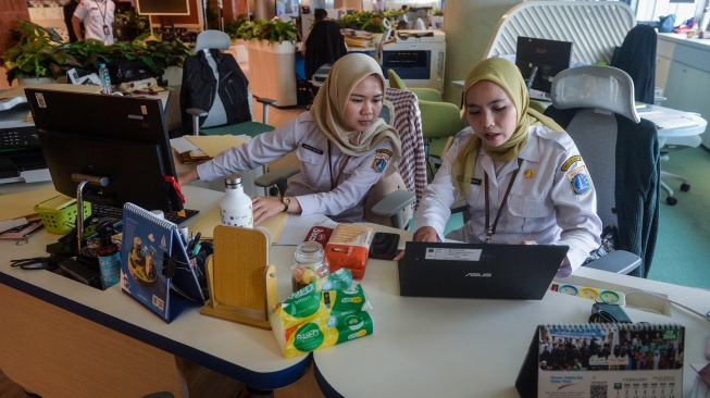 Aparatur Sipil Negara (ASN) menggunakan laptop saat hari pertama kerja usai libur Lebaran di Balai Kota DKI Jakarta, Rabu (25/3/2026). [ANTARA FOTO/Putra M. Akbar/tom]