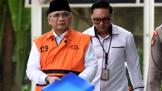 Tersangka kasus dugaan korupsi Yaqut Cholil Qoumas (kiri) berjalan menuju ruang pemeriksaan di Gedung Merah Putih KPK, Jakarta, Rabu (25/3/2026). [ANTARA FOTO/Indrianto Eko Suwarso/tom]