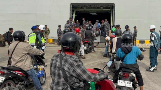 Ogah Terjebak Kemacetan di Pantura, Ratusan Pemudik Motor Pilih Tidur di Kapal Perang TNI AL