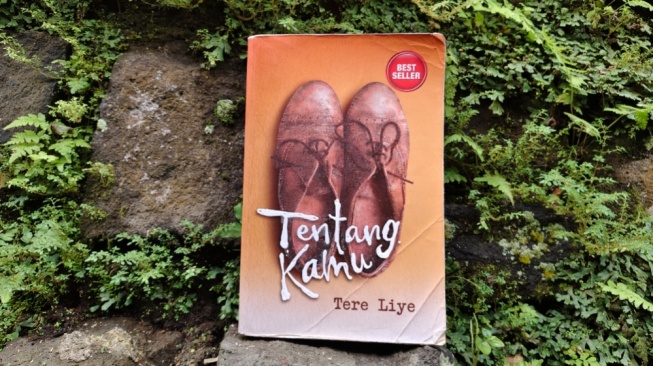Novel Tentang Kamu: Kisah Hidup yang Disusun dari Jejak yang Tercecer