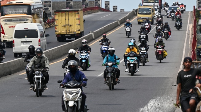 Sejumlah pemudik arus balik sepeda motor melintas jalan layang Pamanukan, Kabupaten Subang, Jawa Barat, Rabu (25/3/2026). [ANTARA FOTO/Fauzan/nz]