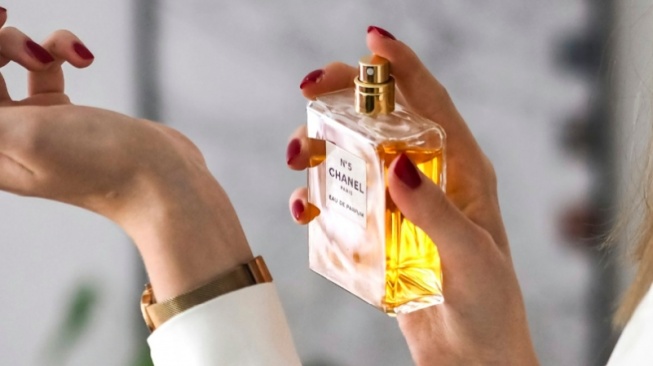 7 Rekomendasi Parfum Wanita Tahan Lama Branded, Cocok Buat Segala Acara