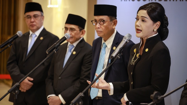 Ketua Dewan Komisioner OJK Friderica Widyasari Dewi (kanan) didampingi Kepala Eksekutif Pengawas Perilaku Pelaku Usaha Jasa Keuangan, Edukasi dan Pelindungan Konsumen Dicky Kartikoyono (kiri), Kepala Eksekutif Pengawas Lembaga Pembiayaan, Perusahaan Modal Ventura, LKM dan LJK lainnya Agusman (kedua kiri), dan Kepala Eksekutif Pengawas Perbankan Dian Ediana Rae (ketiga kiri) menyampaikan keterangan pers usai pengucapan sumpah jabatan Anggota Dewan Komisioner Otoritas Jasa Keuangan (OJK) di Gedung Mahkamah Agung, Jakarta, Rabu (25/3/2026). [ANTARA FOTO/Dhemas Reviyanto/nz]