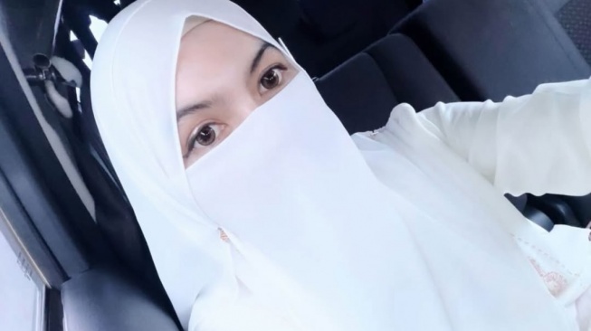 Wardatina Mawa Pakai Baju Akad Nikah di Sidang Cerai dengan Insanul Fahmi