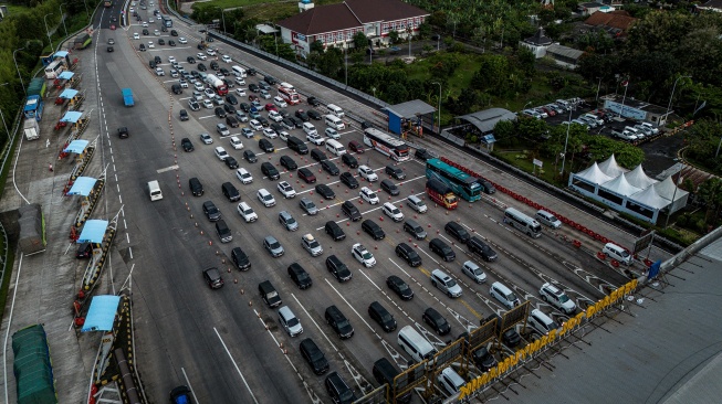 Foto udara antrean kendaraan yang memasuki Gerbang Tol Banyumanik menuju arah Jakarta di Semarang, Jawa Tengah, Rabu (25/3/2026). [ANTARA FOTO/Aprillio Akbar/nz]
