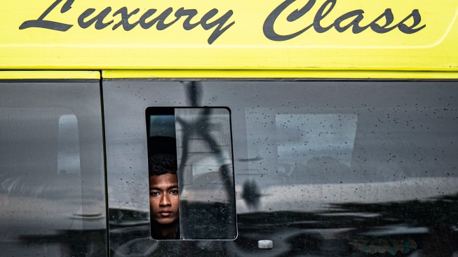 Pemilik berada di dalam dalam angkutan travel saat memasuki Gerbang Tol Banyumanik menuju arah Jakarta di Semarang, Jawa Tengah, Rabu (25/3/2026). [ANTARA FOTO/Aprillio Akbar/nz]