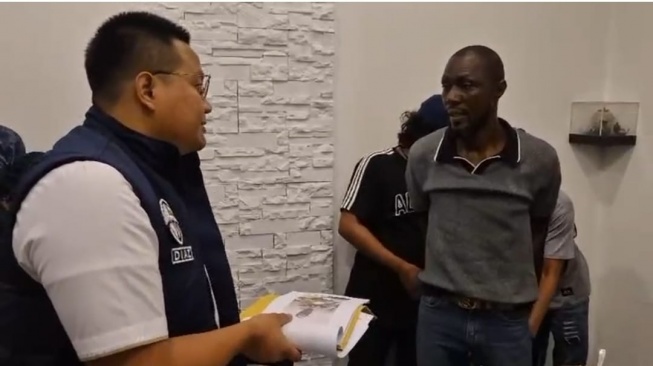 Modus Black Dollar Terbongkar! 2 WNA Liberia Tak Berkutik Diciduk di Meja Makan Apartemen Meruya