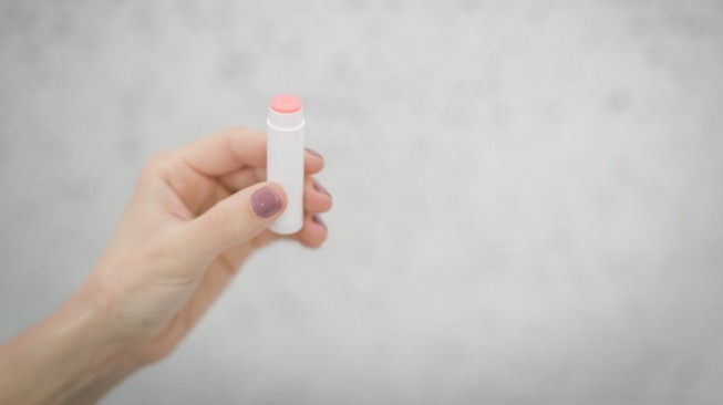 7 Rekomendasi Lip Balm yang Bagus untuk Bibir Hitam dan Pecah-Pecah