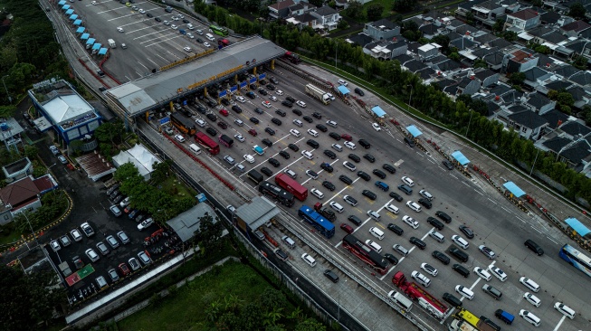Foto udara antrean kendaraan yang memasuki Gerbang Tol Banyumanik menuju arah Jakarta di Semarang, Jawa Tengah, Rabu (25/3/2026). [ANTARA FOTO/Aprillio Akbar/nz]
