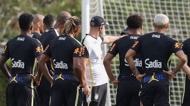 Beri Motivasi, Rivaldo Kunjungi Sesi Latihan Timnas Brasil di Orlando