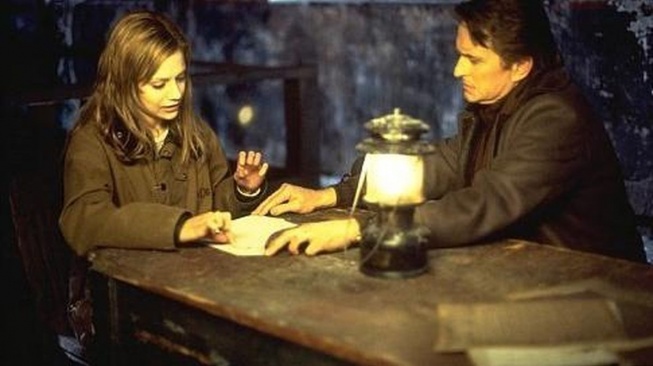 Film Don't Say Word yang dibintangi Michael Douglas dan Brittany Murphy akan tayang pada Jumat (27/3/2026) dini hari nanti pukul 00.30 WIB di Trans TV. [YouTube]