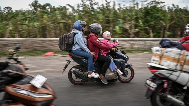 Sejumlah pemudik arus balik sepeda motor melintas di Jalan Pantura, Kabupaten Subang, Jawa Barat, Rabu (25/3/2026). [ANTARA FOTO/Fauzan/nz]