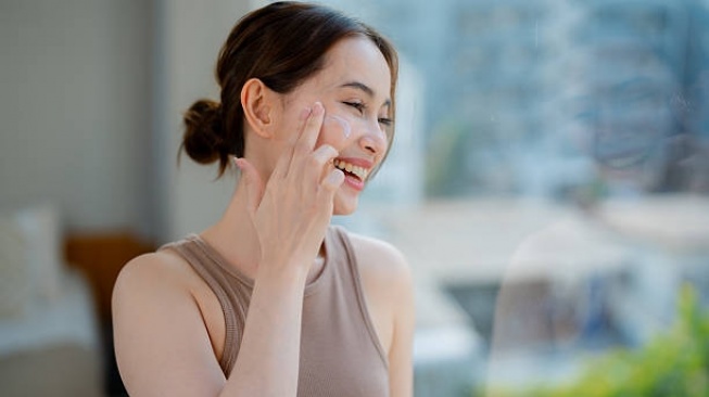 5 Rekomendasi Sunscreen yang Tidak Perih di Mata dengan Formula Terbaik
