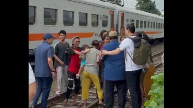 Tanpa Lencana Presiden, Prabowo Santai Sapa Warga di Bantaran Rel Senen, Janjikan Hunian Layak