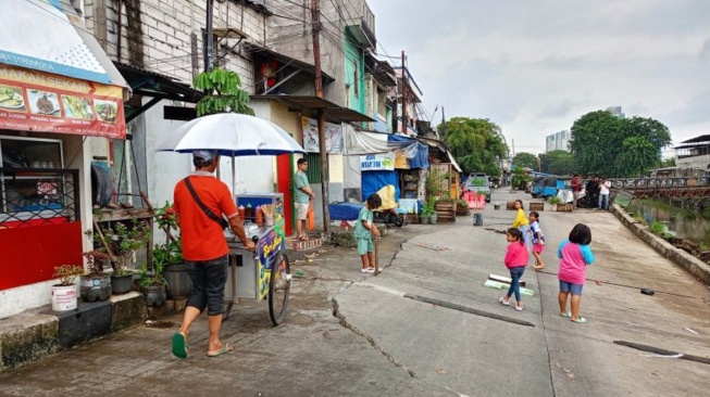 Sepekan Jalan Kayu Mas Utara Ambles, Warga Pulogadung Waswas Menanti Perbaikan