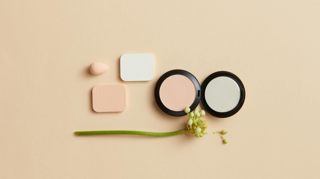 7 Rekomendasi Bedak Padat yang Bagus dan Tahan Lama untuk Makeup Harian