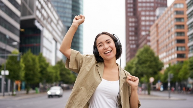 Standar Sosial dan Keterbatasan: Benarkah Uang Membatasi Cara Kita Bahagia?