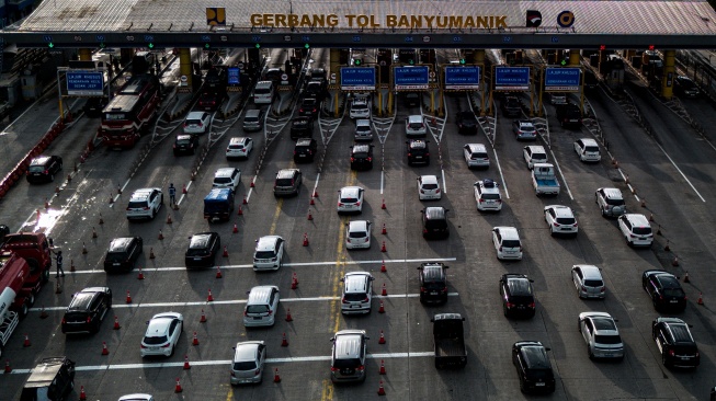 Foto udara antrean kendaraan yang memasuki Gerbang Tol Banyumanik menuju arah Jakarta di Semarang, Jawa Tengah, Rabu (25/3/2026). [ANTARA FOTO/Aprillio Akbar/nz]
