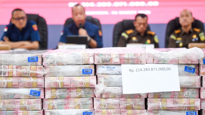 Sejumlah barang bukti berupa uang pecahan rupiah yang ditunjukkan saat konferensi pers di Kantor Kejaksaan Tinggi Kalimantan Timur di Samarinda, Kaltim, Kamis (26/3/2026). [ANTARA FOTO/M Risyal Hidayat/bar]