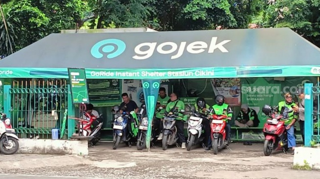 Ilustrasi pengemudi ojekl online. (Suara.com/Tsabita)