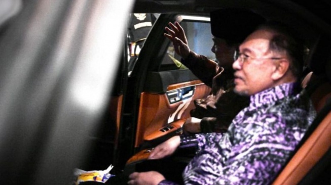 Satu Mobil ke Bandara, Prabowo Antar Langsung Anwar Ibrahim Tinggalkan Indonesia