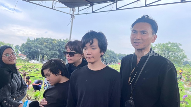 Anji di sela-sela pemakaman ibunya di TPU Mangun Jaya, Bekasi Timur pada Jumat, 27 Maret 2026 [Suara.com/Rena Pangesti]