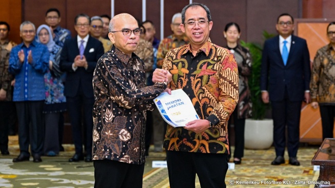 Menkeu Purbaya Yudhi Sadewa melantik Robert Marbun (kiri) jadi Sekjen Kemenkeu, menggantikan Heru Pambudi (kanan). Pelantikan ini digelar di Kantor Kemenkeu, Jakarta, Jumat (27/3/2026). [Dok. Kemenkeu]