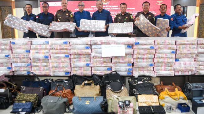 Asisten Tindak Pidana Khusus (Aspidsus) Kejaksaan Tinggi Kalimantan Timur Gusti Hamdani (kelima kanan), Asisten Intelijen (Asintel) Abdul Muis Ali (keempat kanan) dan sejumlah pejabat terkait menunjukkan barang bukti saat konferensi pers di Kantor Kejati Kaltim, di Samarinda, Kaltim, Kamis (26/3/2026). [ANTARA FOTO/M Risyal Hidayat/bar]