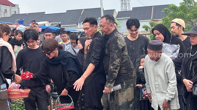 Suasana pemakaman ibu Anji di TPU Mangun Jaya, Bekasi Timur pada Jumat, 27 Maret 2026 [Suara.com/Rena Pangesti]