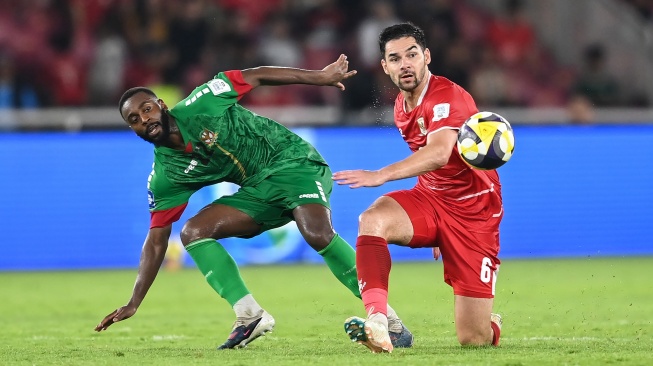 Pesepak bola Timnas Indonesia Sandy Walsh (kanan) berebut bola dengan pesepak bola Saint Kitts and Nevis Omari Sterling James (kiri) saat pertandingan FIFA Series 2026 di Stadion Utama Gelora Bung Karno (SUGBK), Senayan, Jakarta, Jumat (27/3/2026). [ANTARA FOTO/Asprilla Dwi Adha/hma/wpa]
