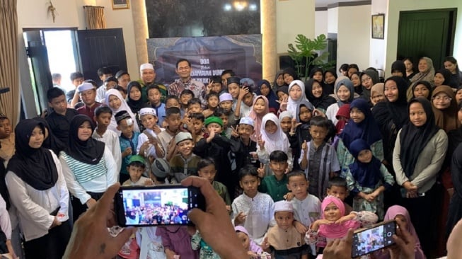 Bersama Anak Yatim Piatu, Boni Hargens Gelar Doa bagi Perdamaian Dunia