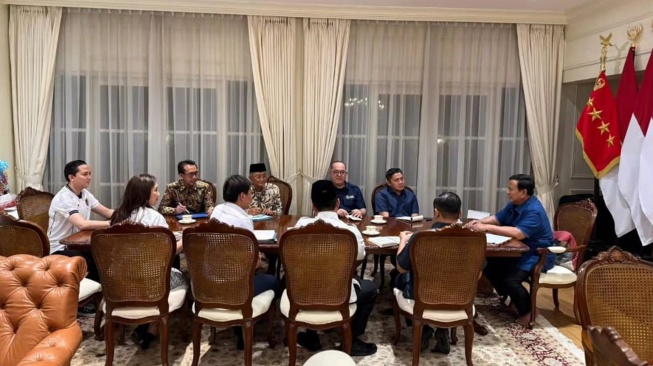 Presiden Prabowo Subianto saat memberikan instruksi kepada Direktur Utama KAI untuk melakukan inventarisasi permukiman warga di bantaran rel. [Handout]