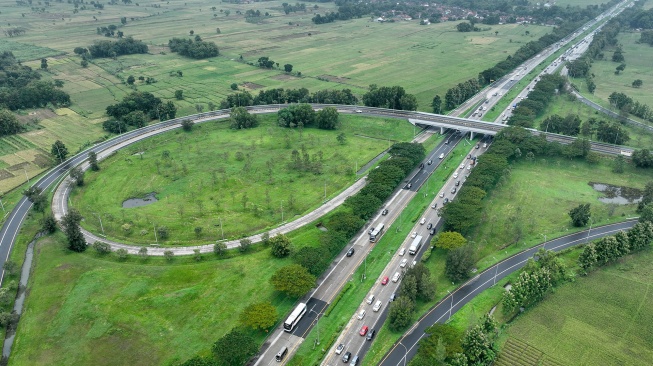 Foto udara sejumlah kendaraan melintas saat penerapan rekayasa lalu lintas satu arah atau one way di ruas Tol Cikopo-Palimanan, Kabupaten Majalengka, Jawa Barat, Jumat (27/3/2026). [ANTARA FOTO/Fauzan/sgd]