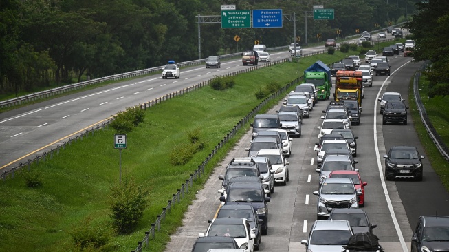 ejumlah kendaraan melintas saat penerapan rekayasa lalu lintas satu arah atau one way di ruas Tol Cikopo-Palimanan, Kabupaten Majalengka, Jawa Barat, Jumat (27/3/2026). [ANTARA FOTO/Fauzan/sgd]
