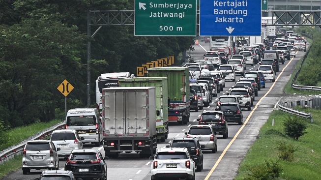 Sejumlah kendaraan melintas saat penerapan rekayasa lalu lintas satu arah atau one way di ruas Tol Cikopo-Palimanan, Kabupaten Majalengka, Jawa Barat, Jumat (27/3/2026). [ANTARA FOTO/Fauzan/sgd]