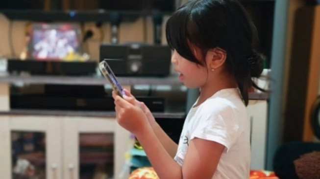 Apakah Benar Anak Dibawah 16 Tahun Tidak Boleh Main Medsos? Ini Penjelasannya