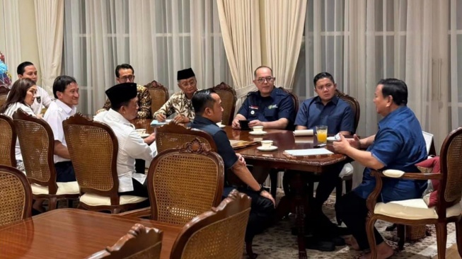Presiden Prabowo Subianto saat memberikan instruksi kepada Direktur Utama KAI untuk melakukan inventarisasi permukiman warga di bantaran rel. [Handout]