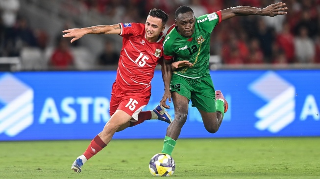 Pesepak bola Timnas Indonesia Eliano Reijnders (kiri) berebut bola dengan pesepak bola Saint Kitts and Nevis Daron Thomas (kanan) saat pertandingan FIFA Series 2026 di Stadion Utama Gelora Bung Karno (SUGBK), Senayan, Jakarta, Jumat (27/3/2026). [ANTARA FOTO/Asprilla Dwi Adha/hma/wpa]