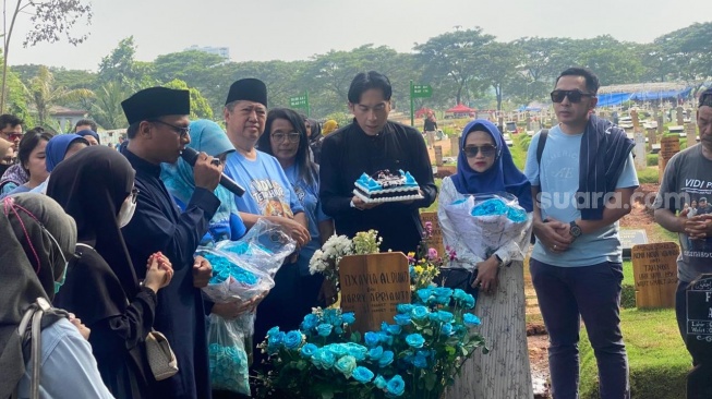 Orang tua dan puluhan fans memperingati hari lahir Vidi Aldiano di makam sang artis yang berlokasi di TPU Tanah Kusir, pada Minggu, 29 Maret 2026. [Suara.com/Tiara Rosana]
