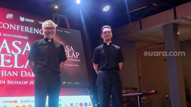 Lukman Sardi dan Jerome Kurnia, pemain di film Kuasa Gelap saat konferensi pers di Kemang, Jakarta Selatan pada Jumat, 27 Maret 2026 [Suara.com/Rena Pangesti]