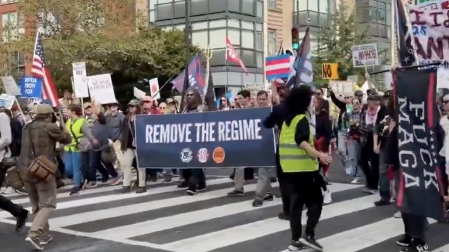 Demo "No Kings" tuntut Donald Trump Mundur pada Minggu (29/3/2026) [X/Taylor Popielarz]