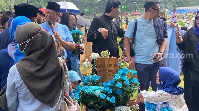 Orang tua dan puluhan fans memperingati hari lahir Vidi Aldiano di makam sang artis yang berlokasi di TPU Tanah Kusir, pada Minggu, 29 Maret 2026. [Suara.com/Tiara Rosana]