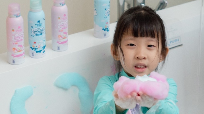 Ketahui Manfaat Tak Terduga Bermain Busa Lembut Saat Mandi untuk Perkembangan Otak Si Kecil