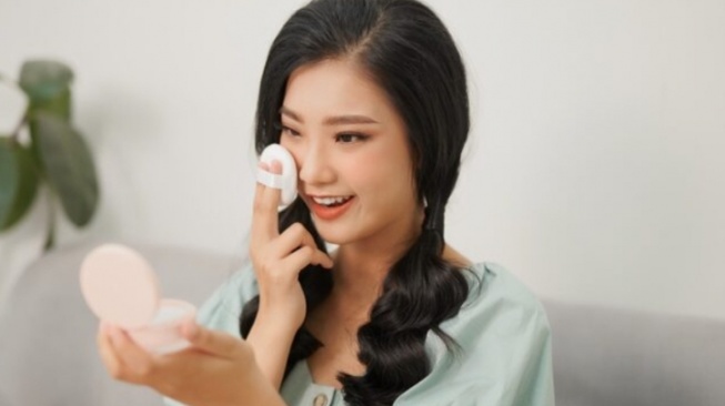 7 Bedak yang Bisa Bikin Wajah Lebih Cerah, Harga Murah Mulai Rp30 Ribuan