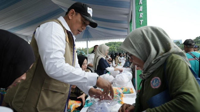 Pemerintah menggelar pasar murah di kawasan monas. [Dokumentasi Perum BULOG].