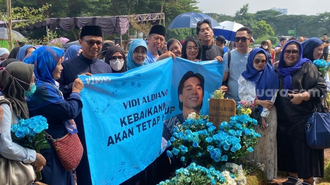 Keluarga dan Fans Rayakan Ulang Tahun Vidi Aldiano di TPU Tanah Kusir