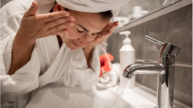Milk Cleanser atau Cuci Muka Dulu? Ini 5 Pilihan Produknya untuk Membersihkan Wajah